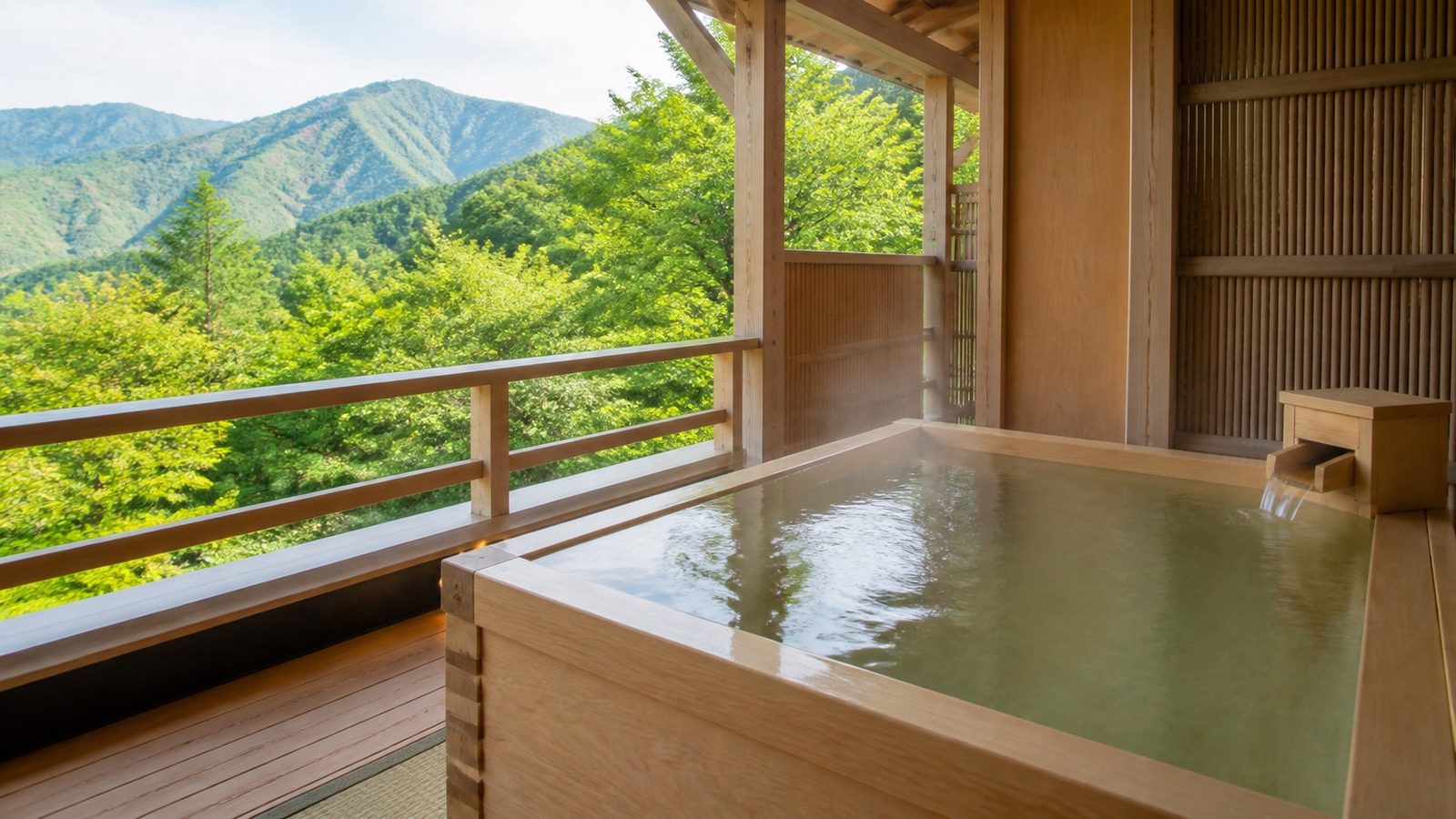 檜造りの露天風呂と白馬の山並み（イメージ）